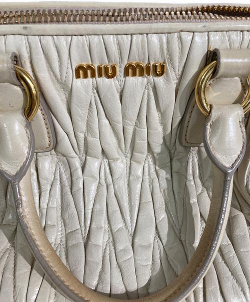 MIU MIU（ミュウミュウ）MIU MIU (ミュウミュウ) マテラッセ ハンドバッグ ベージュの古着・服飾アイテム
