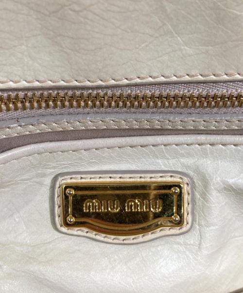 MIU MIU（ミュウミュウ）MIU MIU (ミュウミュウ) マテラッセ ハンドバッグ ベージュの古着・服飾アイテム