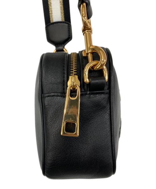 MARC JACOBS（マークジェイコブス）MARC JACOBS (マークジェイコブス) エンボスロゴショルダーバッグの古着・服飾アイテム