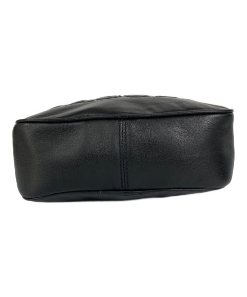 MARC JACOBS（マークジェイコブス）MARC JACOBS (マークジェイコブス) エンボスロゴショルダーバッグの古着・服飾アイテム