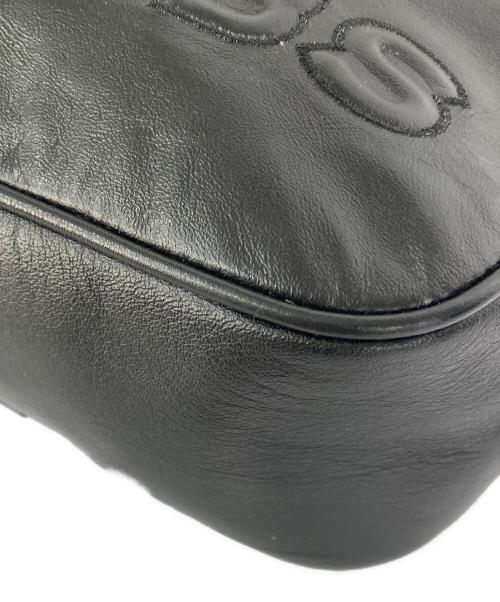 MARC JACOBS（マークジェイコブス）MARC JACOBS (マークジェイコブス) エンボスロゴショルダーバッグの古着・服飾アイテム