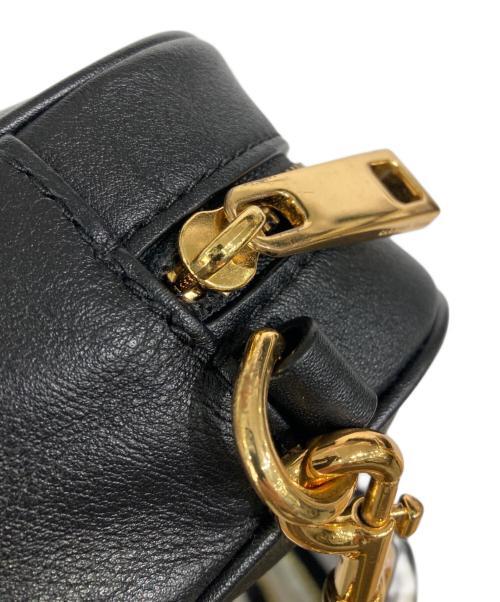 MARC JACOBS（マークジェイコブス）MARC JACOBS (マークジェイコブス) エンボスロゴショルダーバッグの古着・服飾アイテム