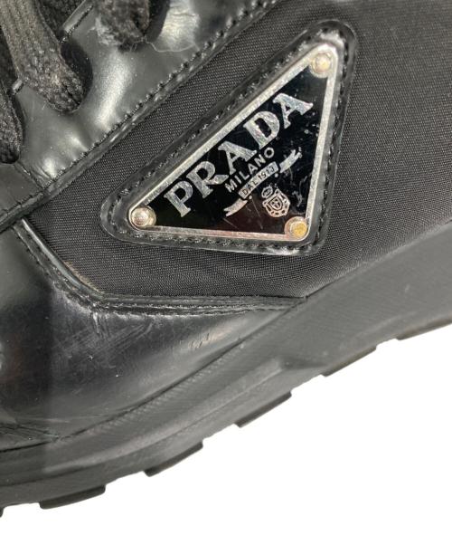 PRADA（プラダ）PRADA (プラダ) Re-Nylon  ブラッシュドレザー スニーカー ブラック サイズ:8の古着・服飾アイテム
