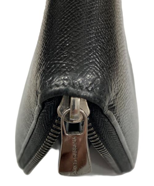 DOLCE & GABBANA（ドルチェ＆ガッバーナ）DOLCE & GABBANA (ドルチェ＆ガッバーナ) メタルプレートラウンドファスナー財布 ブラックの古着・服飾アイテム