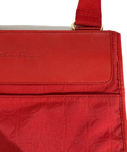 Salvatore Ferragamo（サルヴァトーレ フェラガモ）Salvatore Ferragamo (サルヴァトーレ フェラガモ) ガンチーニ柄ショルダーバッグ レッドの古着・服飾アイテム