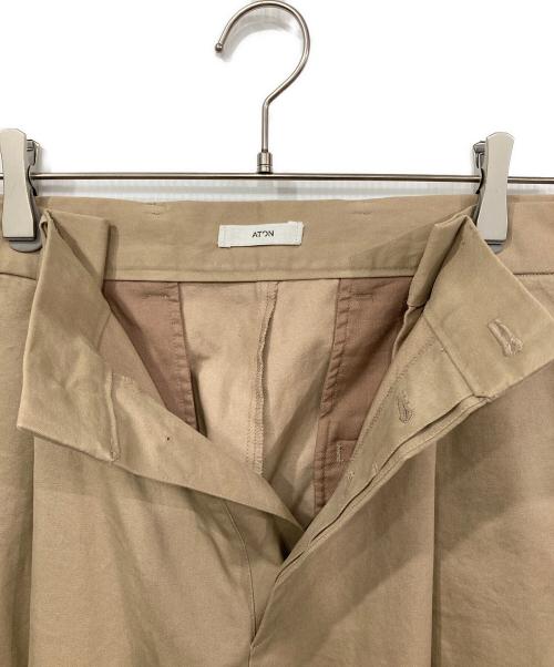 ATON（エイトン）ATON (エイトン) コットンギャバジン ワイドテーパードパンツ ベージュ サイズ:02の古着・服飾アイテム