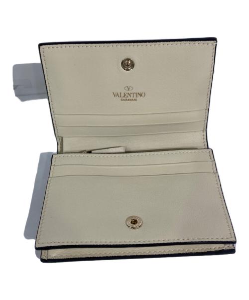 VALENTINO GARAVANI（ヴァレンティノ・ガラヴァーニ）VALENTINO GARAVANI (ヴァレンティノ・ガラヴァーニ) ロックスタッズ2つ折り財布 ホワイトの古着・服飾アイテム