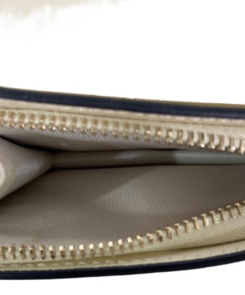 VALENTINO GARAVANI（ヴァレンティノ・ガラヴァーニ）VALENTINO GARAVANI (ヴァレンティノ・ガラヴァーニ) ロックスタッズ2つ折り財布 ホワイトの古着・服飾アイテム
