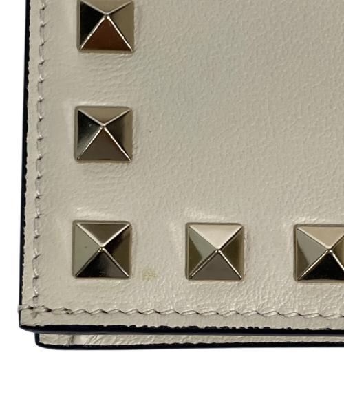 VALENTINO GARAVANI（ヴァレンティノ・ガラヴァーニ）VALENTINO GARAVANI (ヴァレンティノ・ガラヴァーニ) ロックスタッズ2つ折り財布 ホワイトの古着・服飾アイテム