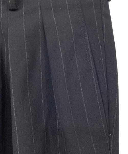 m's braque（エムズブラック）m's braque (エムズブラック) チョークストライプスラックス ネイビー サイズ:36の古着・服飾アイテム