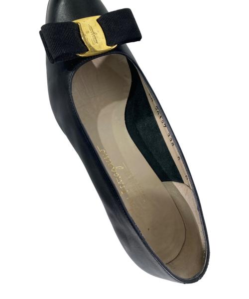 Salvatore Ferragamo（サルヴァトーレ フェラガモ）Salvatore Ferragamo (サルヴァトーレ フェラガモ) ヴァラリボンパンプス ブラック サイズ:6の古着・服飾アイテム