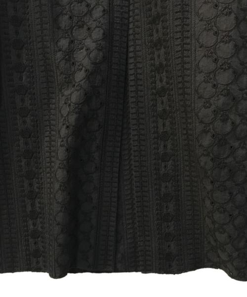 JILL STUART（ジルスチュアート）JILL STUART (ジルスチュアート) シャーリングエンブロイダリーワンピース ブラック サイズ:4の古着・服飾アイテム