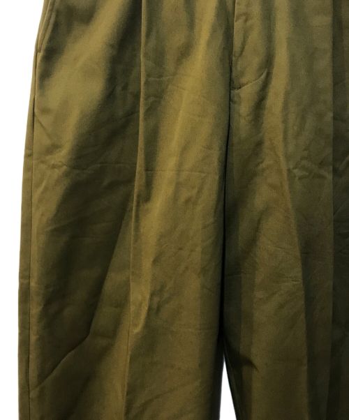 UNIVERSAL PRODUCTS.（ユニバーサルプロダクツ）UNIVERSAL PRODUCTS. (ユニバーサルプロダクツ) COTTON 1TUCK TROUSERS オリーブ サイズ:2の古着・服飾アイテム