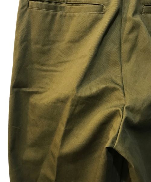 UNIVERSAL PRODUCTS.（ユニバーサルプロダクツ）UNIVERSAL PRODUCTS. (ユニバーサルプロダクツ) COTTON 1TUCK TROUSERS オリーブ サイズ:2の古着・服飾アイテム