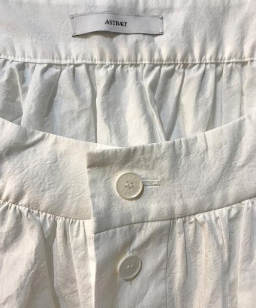 ASTRAET（アストラット）ASTRAET (アストラット) ラウンドネックギャザーブラウス ホワイト サイズ:Free 未使用品の古着・服飾アイテム
