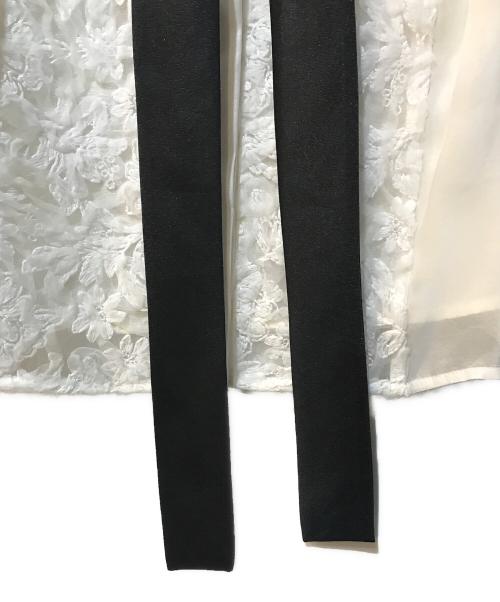 JILL BY JILLSTUART（ジル バイ ジルスチュアート）JILL BY JILLSTUART (ジル バイ ジルスチュアート) フロントレースタイブラウス ホワイト サイズ:Freeの古着・服飾アイテム