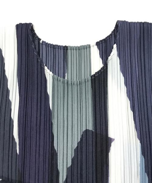 PLEATS PLEASE（プリーツプリーズ）PLEATS PLEASE (プリーツプリーズ) 幾何学総柄プリーツノースリーブワンピース ホワイト×ネイビー サイズ:3の古着・服飾アイテム