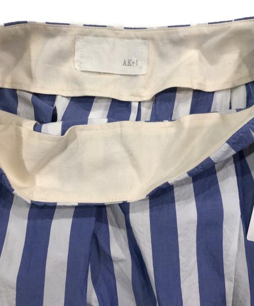BEAMS（ビームス）BEAMS (ビームス) AK+1 (エーケーワン) ランダムタック ストライプスカート ホワイト×ブルー サイズ:38 未使用品の古着・服飾アイテム