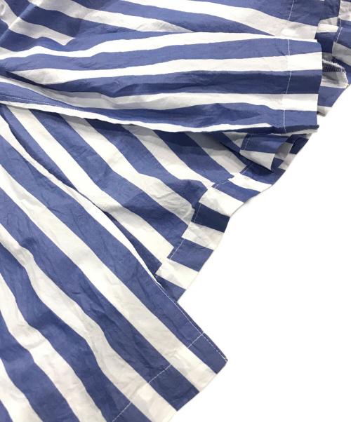 BEAMS（ビームス）BEAMS (ビームス) AK+1 (エーケーワン) ランダムタック ストライプスカート ホワイト×ブルー サイズ:38 未使用品の古着・服飾アイテム