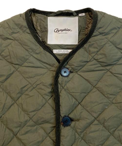Gymphlex（ジムフレックス）Gymphlex (ジムフレックス) ダイヤキルトダウン Vネック カラーレスコート オリーブ サイズ:14の古着・服飾アイテム
