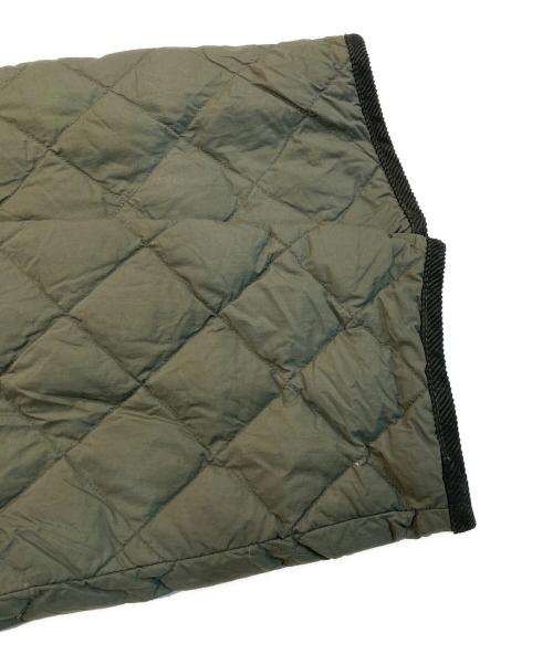 Gymphlex（ジムフレックス）Gymphlex (ジムフレックス) ダイヤキルトダウン Vネック カラーレスコート オリーブ サイズ:14の古着・服飾アイテム