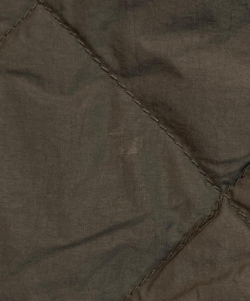 Gymphlex（ジムフレックス）Gymphlex (ジムフレックス) ダイヤキルトダウン Vネック カラーレスコート オリーブ サイズ:14の古着・服飾アイテム