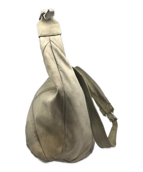 14th addiction（フォーティーンスアディクション）14th addiction (フォーティーンスアディクション) レザー切替 バナナショルダーバッグ ベージュの古着・服飾アイテム