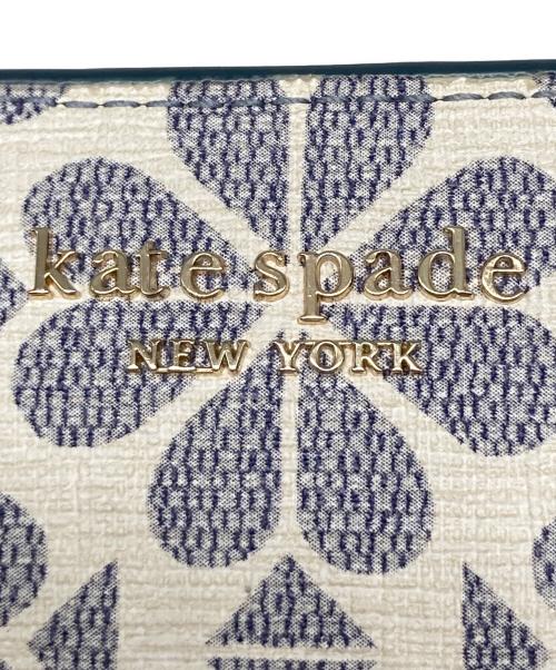 Kate Spade（ケイトスペード）Kate Spade (ケイトスペード) スペード フラワー コーテッド キャンバス コンパクト ウォレット ホワイトの古着・服飾アイテム