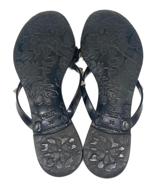 VALENTINO GARAVANI（ヴァレンティノ・ガラヴァーニ）VALENTINO GARAVANI (ヴァレンティノ・ガラヴァーニ) ロックスタッズ フラットサンダル ブラック サイズ:35の古着・服飾アイテム