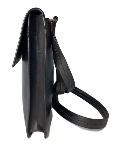 PRADA（プラダ）PRADA (プラダ) ロゴ型押しショルダーバッグ ブラックの古着・服飾アイテム