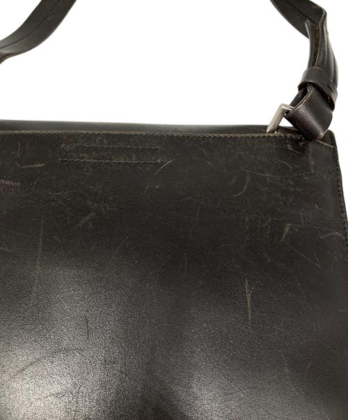 PRADA（プラダ）PRADA (プラダ) ロゴ型押しショルダーバッグ ブラックの古着・服飾アイテム