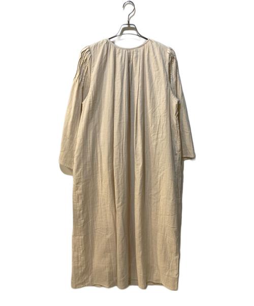 CAVEZA ROSSO（カベサ ロッソ）CAVEZA ROSSO (カベサ ロッソ) ダブルガーゼピンタックスリーブワンピース ベージュ サイズ:38 未使用品の古着・服飾アイテム