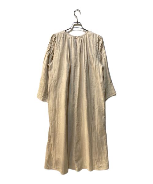 CAVEZA ROSSO（カベサ ロッソ）CAVEZA ROSSO (カベサ ロッソ) ダブルガーゼピンタックスリーブワンピース ベージュ サイズ:38 未使用品の古着・服飾アイテム