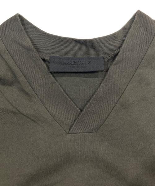 FOG ESSENTIALS（フィアオブゴッド エッセンシャル）FOG ESSENTIALS (フィアオブゴッド エッセンシャル) V-NECK BACK LOGO SS TEE カーキ サイズ:Sの古着・服飾アイテム