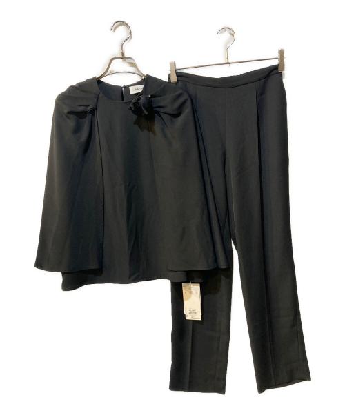 Mila Owen（ミラオーウェン）Mila Owen (ミラオーウェン) コサージュブラウステーパードパンツセット ブラック 未使用品の古着・服飾アイテム