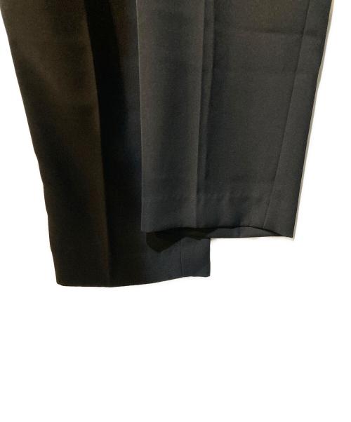 Mila Owen（ミラオーウェン）Mila Owen (ミラオーウェン) コサージュブラウステーパードパンツセット ブラック 未使用品の古着・服飾アイテム