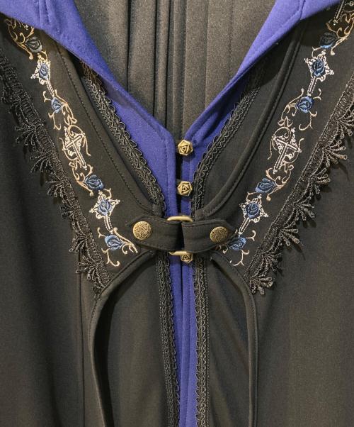 OZZONESTE（オッズオネスト）OZZONESTE (オッズオネスト) 薔薇刺繍 フード付きウィッチロングカーディガン ブラック×ブルー サイズ:Freeの古着・服飾アイテム