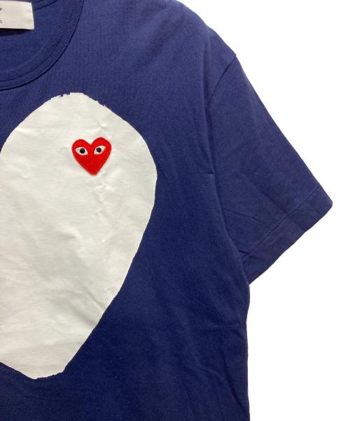 PLAY COMME des GARCONS（プレイコムデギャルソン）PLAY COMME des GARCONS (プレイコムデギャルソン) Printed Heart White T-Shirt With Red Emblem Navy ネイビー サイズ:XLの古着・服飾アイテム