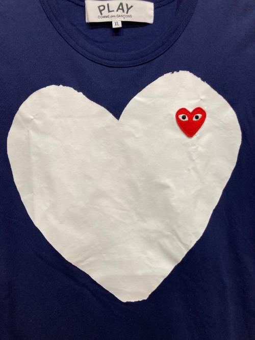 PLAY COMME des GARCONS（プレイコムデギャルソン）PLAY COMME des GARCONS (プレイコムデギャルソン) Printed Heart White T-Shirt With Red Emblem Navy ネイビー サイズ:XLの古着・服飾アイテム