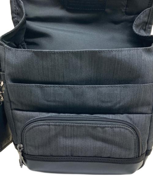TUMI（トゥミ）TUMI (トゥミ) ALPHA BRAVO BARSTOW CROSS BODY グレーの古着・服飾アイテム