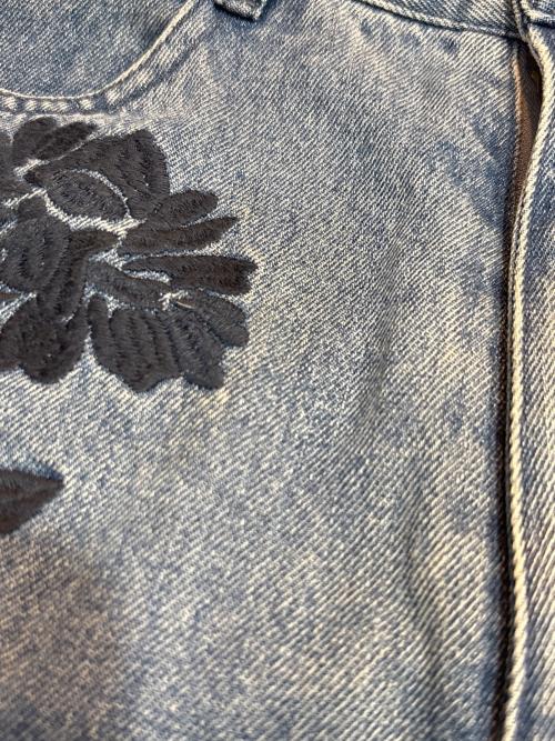 CLANE（クラネ）CLANE (クラネ) FLOWER EMBROIDERY PANTS インディゴの古着・服飾アイテム