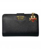 PRADAプラダ）の古着「サフィアーノ 2つ折り財布」｜ブラック×レッド