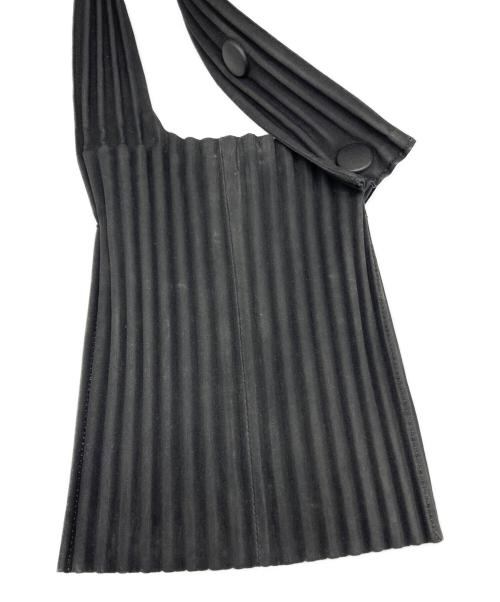 HOMME PLISSE ISSEY MIYAKE（オム プリッセ イッセイ ミヤケ）HOMME PLISSE ISSEY MIYAKE (オム プリッセ イッセイ ミヤケ) POCKET プリーツ ショルダーバッグ ブラックの古着・服飾アイテム