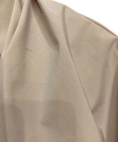 emmi atelier（エミアトリエ）emmi atelier (エミアトリエ) エコハイブリットボリュームスリーブワンピ ベージュの古着・服飾アイテム