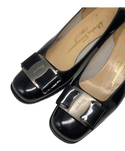 Salvatore Ferragamo（サルヴァトーレ フェラガモ）Salvatore Ferragamo (サルヴァトーレ フェラガモ) ヴァラリボンパンプス ブラック サイズ:6の古着・服飾アイテム