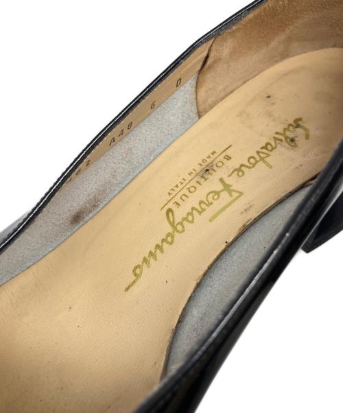 Salvatore Ferragamo（サルヴァトーレ フェラガモ）Salvatore Ferragamo (サルヴァトーレ フェラガモ) ヴァラリボンパンプス ブラック サイズ:6の古着・服飾アイテム