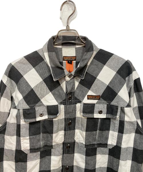 Patagonia（パタゴニア）Patagonia (パタゴニア) ファリアーズ シャツ ホワイト×ブラック サイズ:XLの古着・服飾アイテム