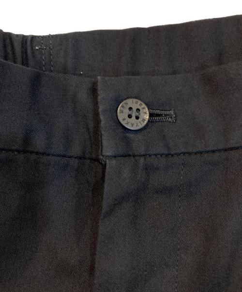 ISSEY MIYAKE（イッセイミヤケ）ISSEY MIYAKE (イッセイミヤケ) 裾プリーツパンツ ブラック サイズ:3の古着・服飾アイテム