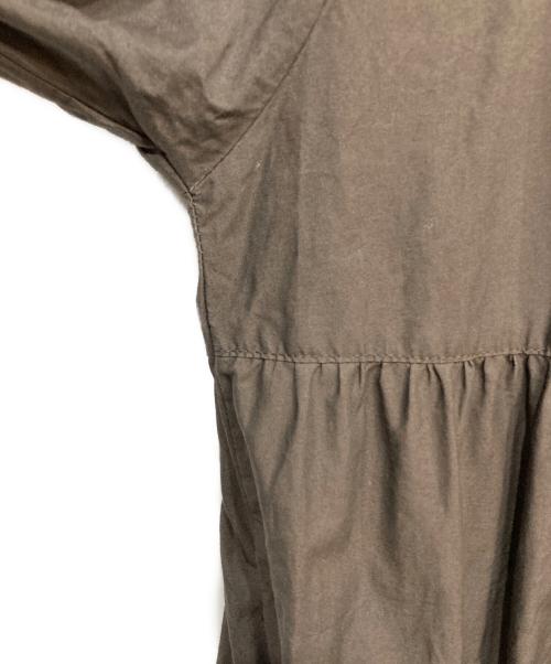 Gymphlex（ジムフレックス）Gymphlex (ジムフレックス) バンドカラーティアードワンピース ブラウン サイズ:14の古着・服飾アイテム