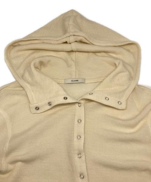 CLANE（クラネ）CLANE (クラネ) WOOL RIB HOODED TIGHT TOPS ウール リブ フーディ タイト トップス アイボリー サイズ:1の古着・服飾アイテム